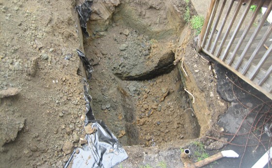 Tank grave with soil contamination. The grey soil indicates an oil leak.