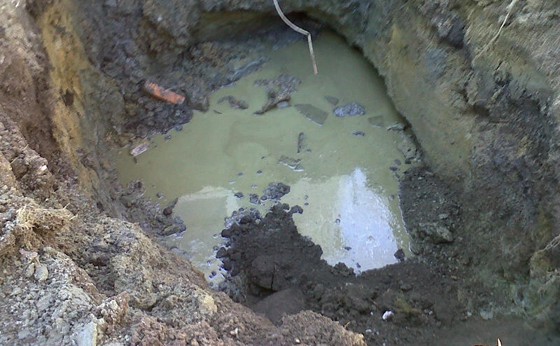Large soil and water contamination in grave